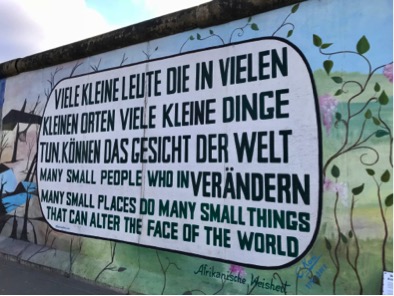 Berlijnse muur met Afrikaanse Weisheit tekst